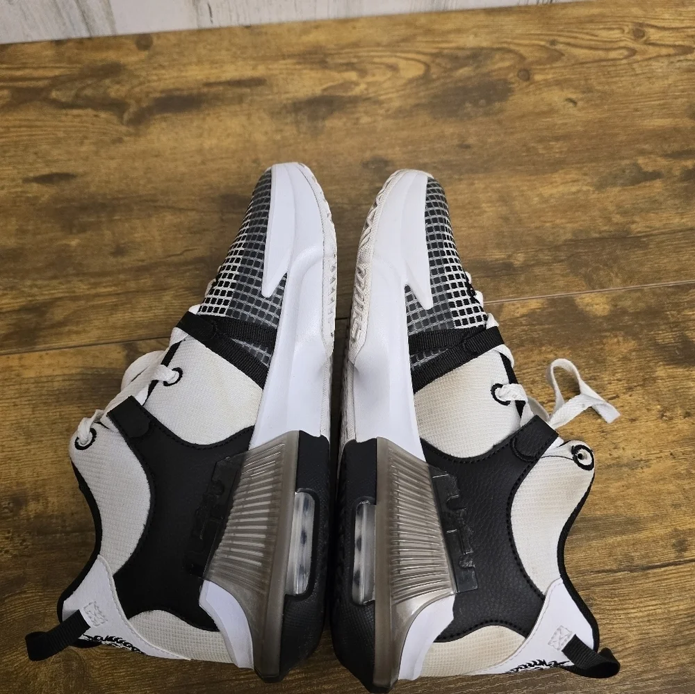 Nike LeBron witness VII kids black and white sneakers size 7Y DQ8650 100